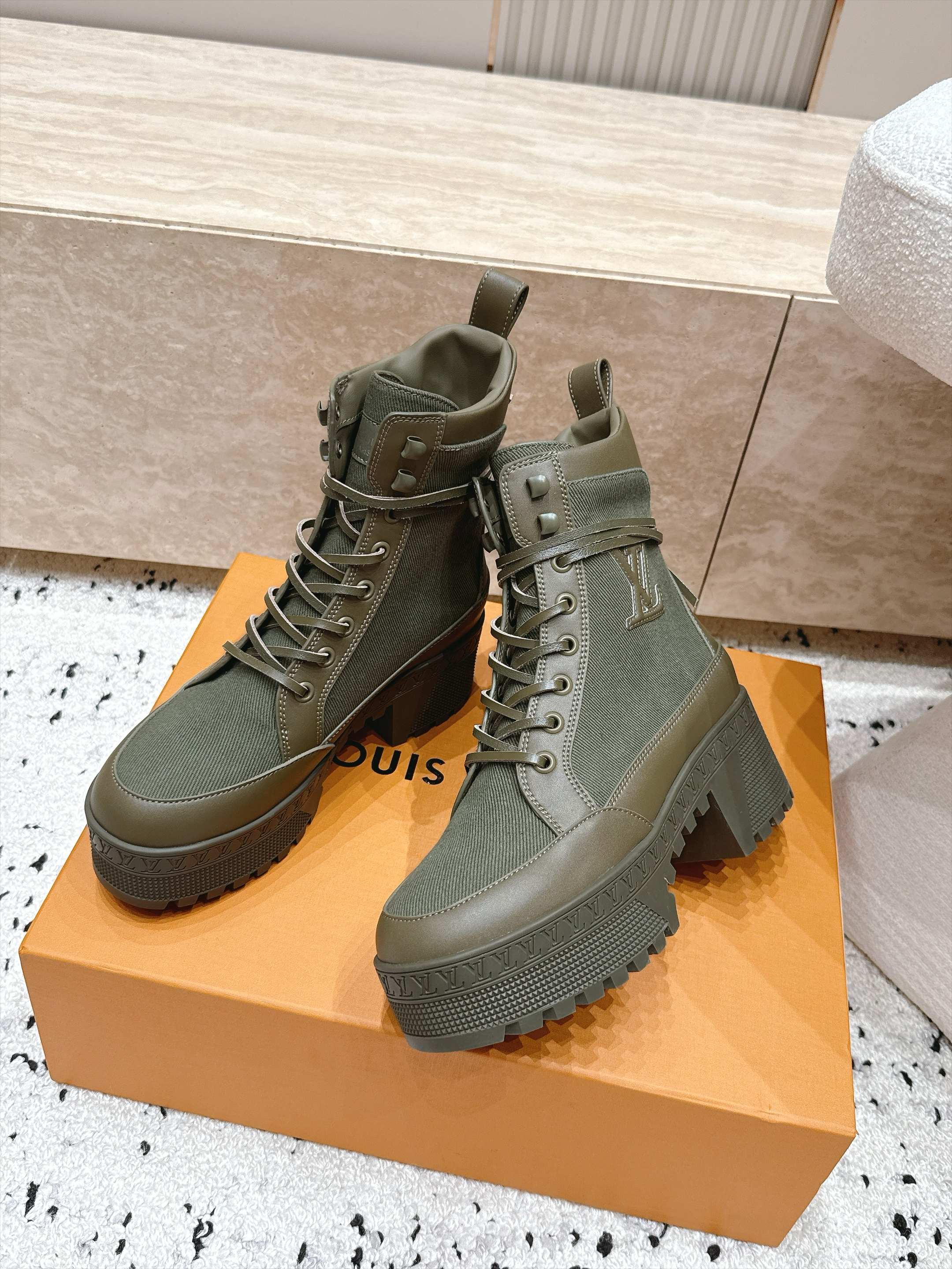 高版本 Lv驴牌 经典高跟马丁靴沙滩靴系列---原版一比一复刻 可对比细节 楦形 材料 大底等 鞋面牛皮/绒布电绣花 老