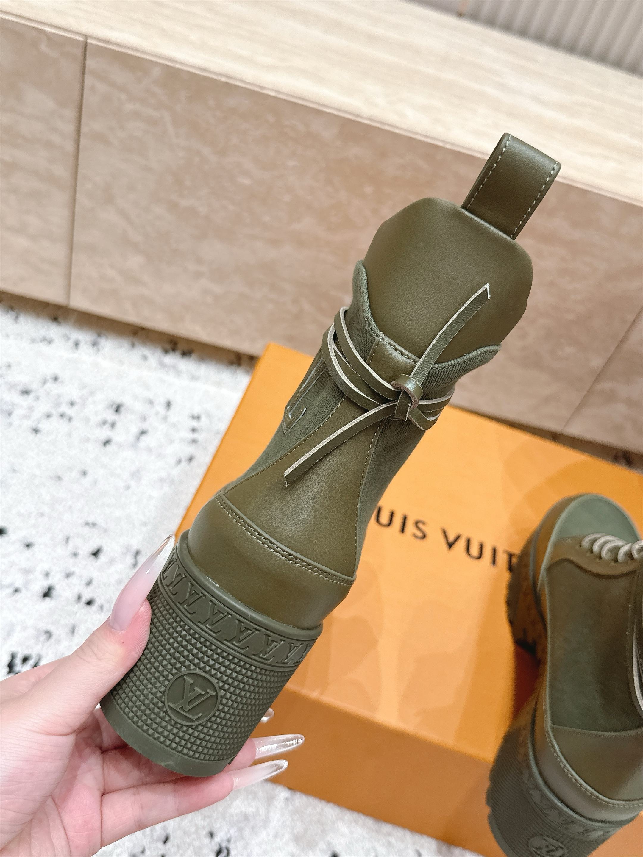 高版本 Lv驴牌 经典高跟马丁靴沙滩靴系列---原版一比一复刻 可对比细节 楦形 材料 大底等 鞋面牛皮/绒布电绣花 老
