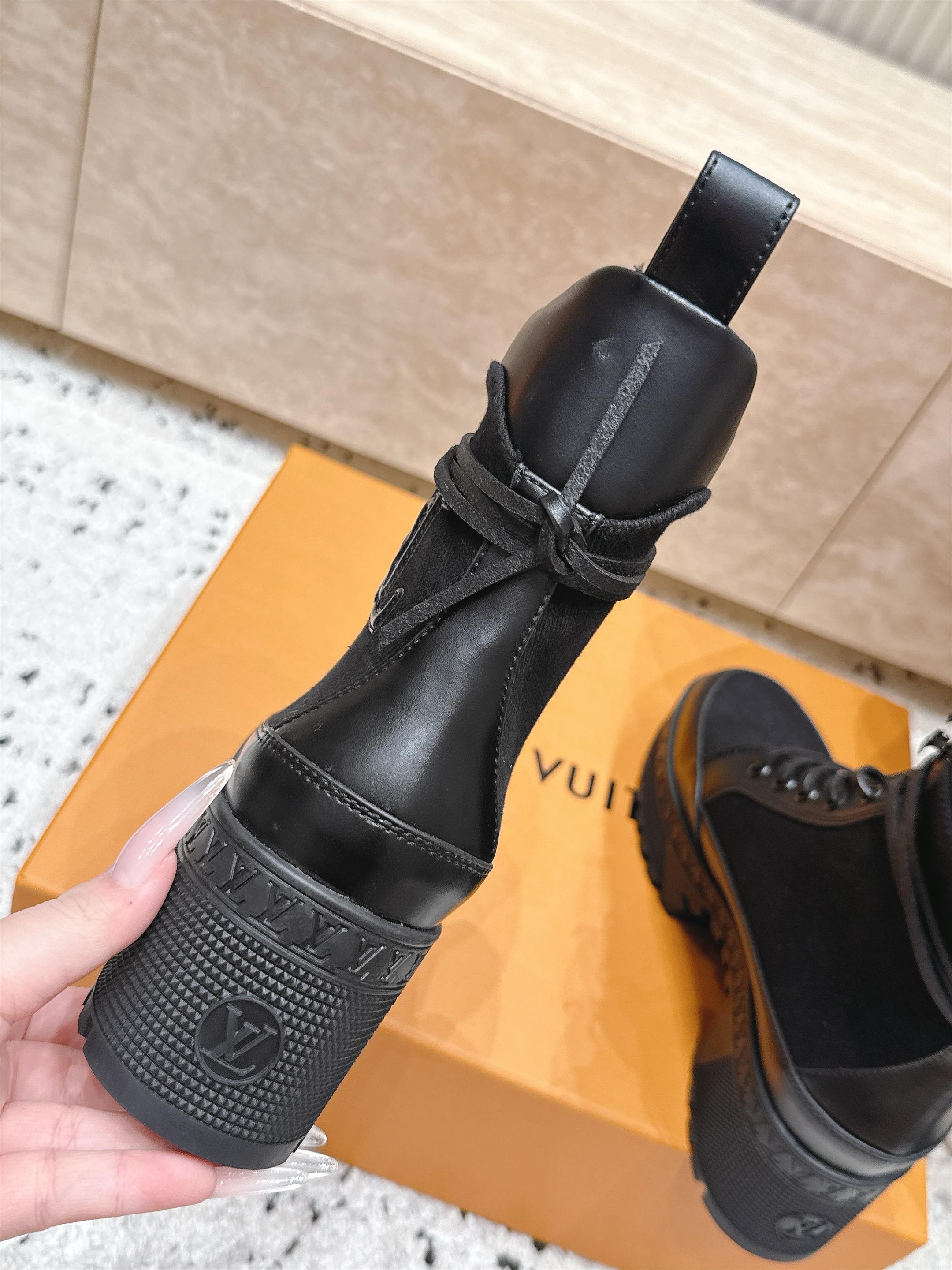 高版本 Lv驴牌 经典高跟马丁靴沙滩靴系列---原版一比一复刻 可对比细节 楦形 材料 大底等 鞋面牛皮/绒布电绣花 老