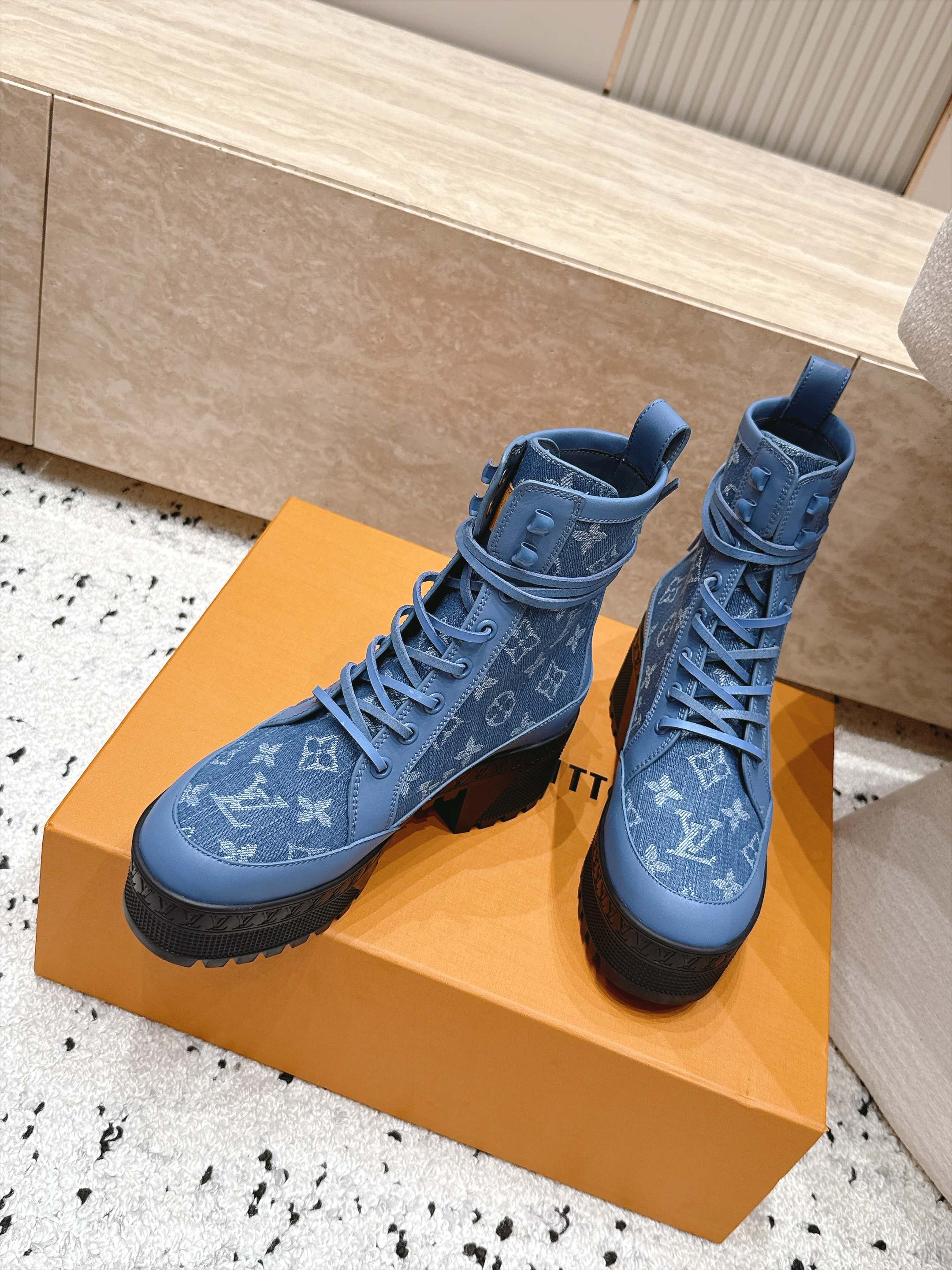高版本 Lv驴牌 经典高跟马丁靴沙滩靴系列---原版一比一复刻 可对比细节 楦形 材料 大底等 鞋面牛皮/绒布电绣花 老