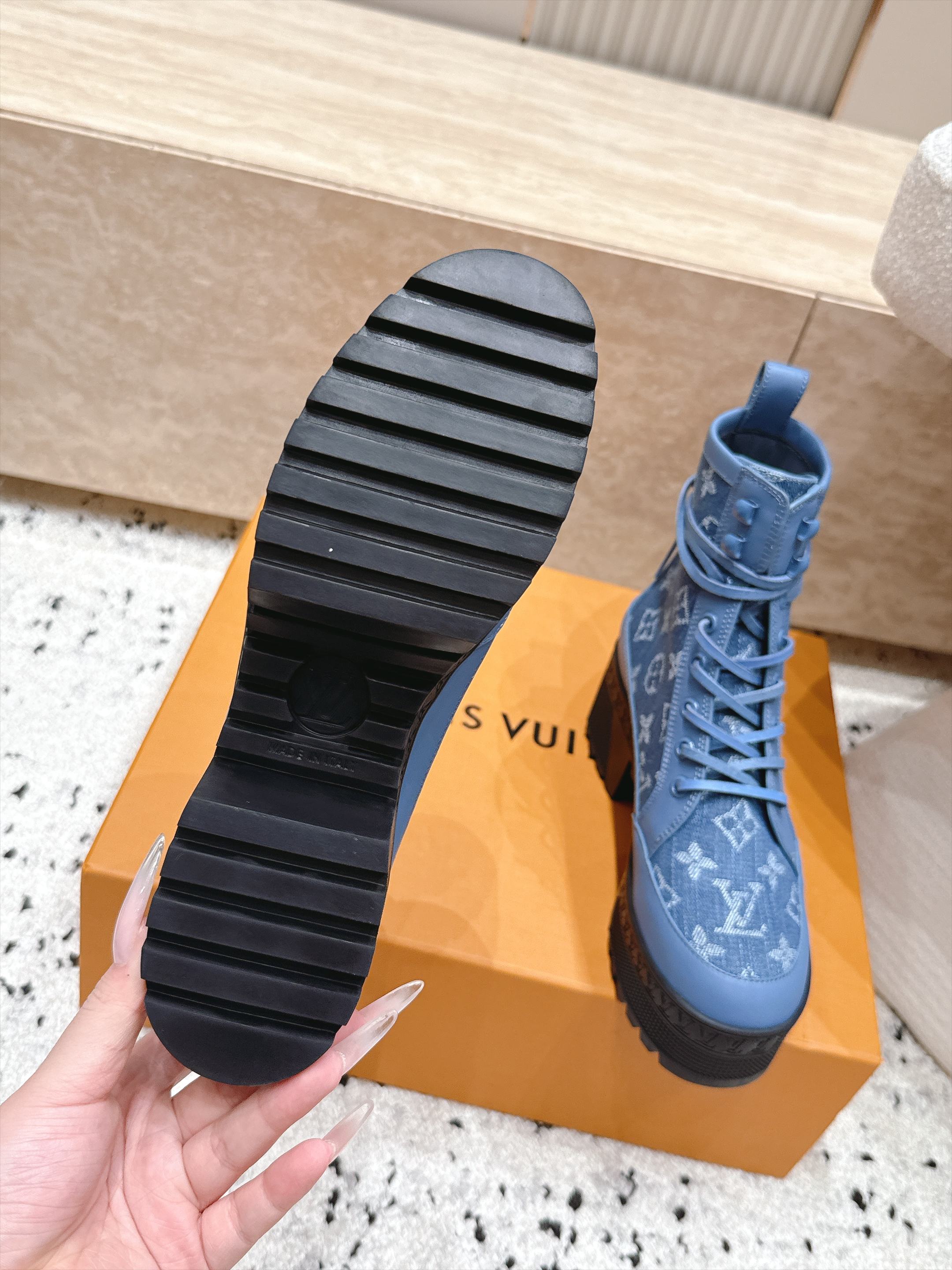 高版本 Lv驴牌 经典高跟马丁靴沙滩靴系列---原版一比一复刻 可对比细节 楦形 材料 大底等 鞋面牛皮/绒布电绣花 老