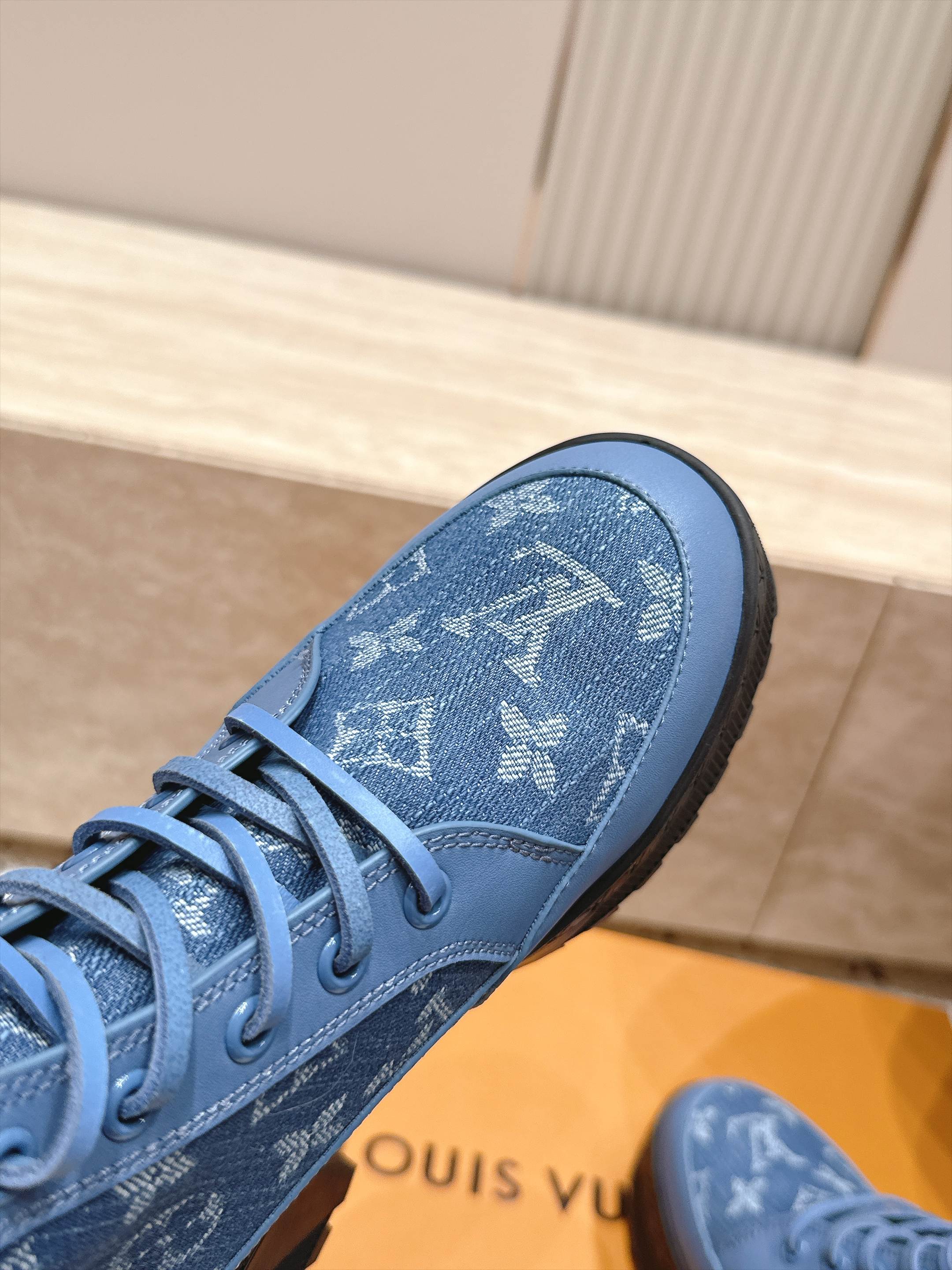 高版本 Lv驴牌 经典高跟马丁靴沙滩靴系列---原版一比一复刻 可对比细节 楦形 材料 大底等 鞋面牛皮/绒布电绣花 老