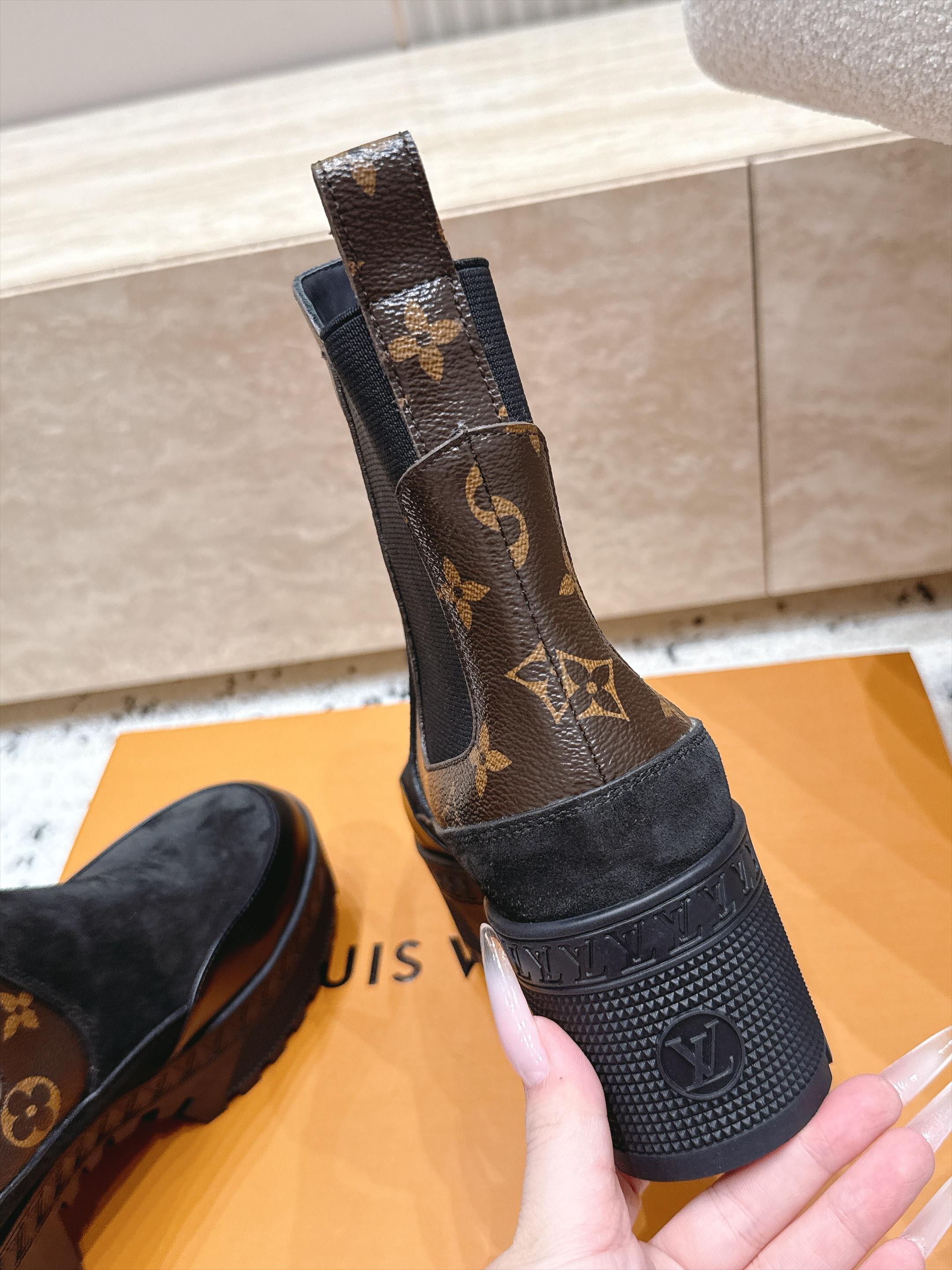 高版本 Lv驴牌 经典高跟马丁靴沙滩靴系列---原版一比一复刻 可对比细节 楦形 材料 大底等 鞋面牛皮/绒布电绣花 老