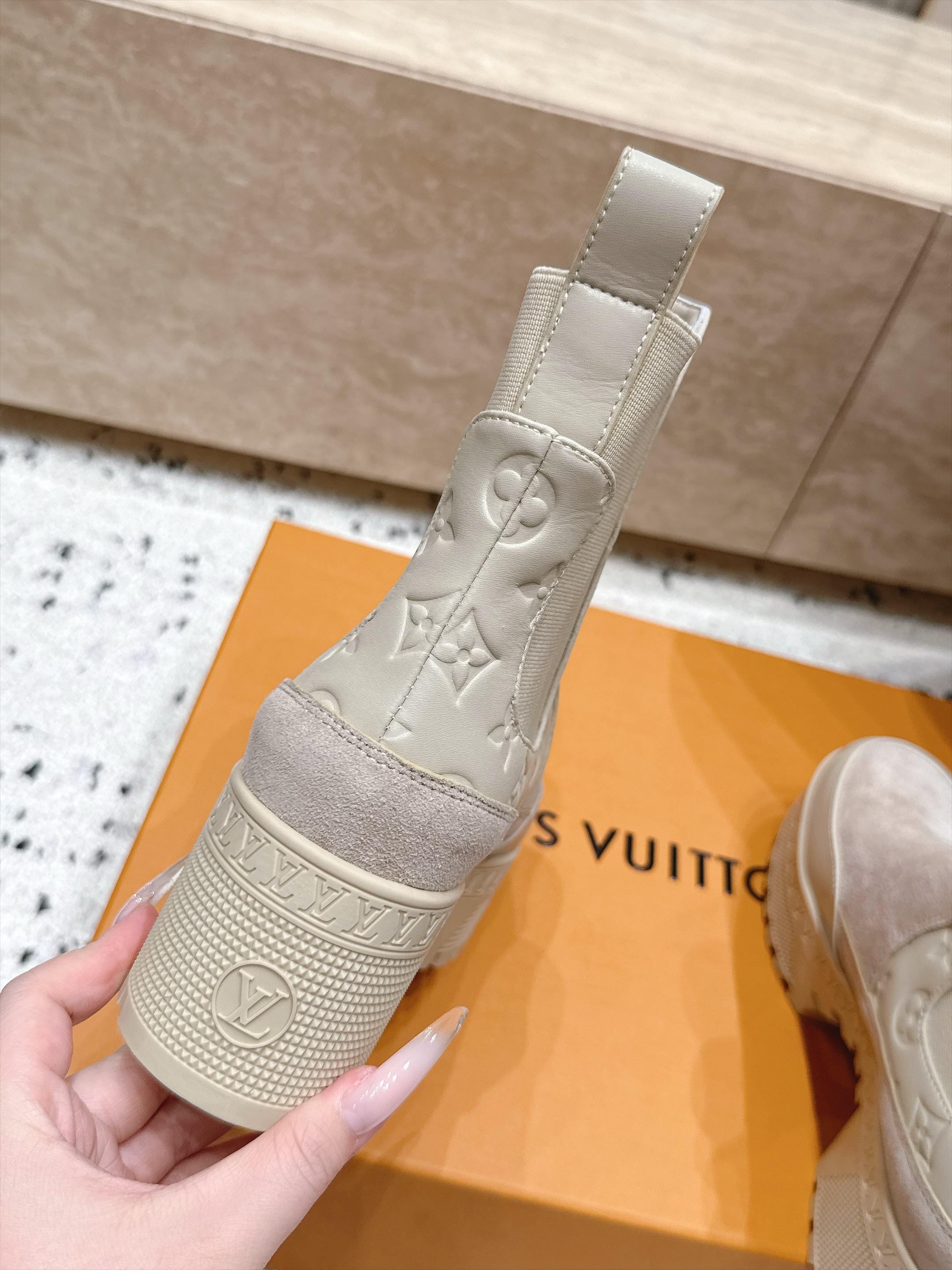 高版本 Lv驴牌 经典高跟马丁靴沙滩靴系列---原版一比一复刻 可对比细节 楦形 材料 大底等 鞋面牛皮/绒布电绣花 老