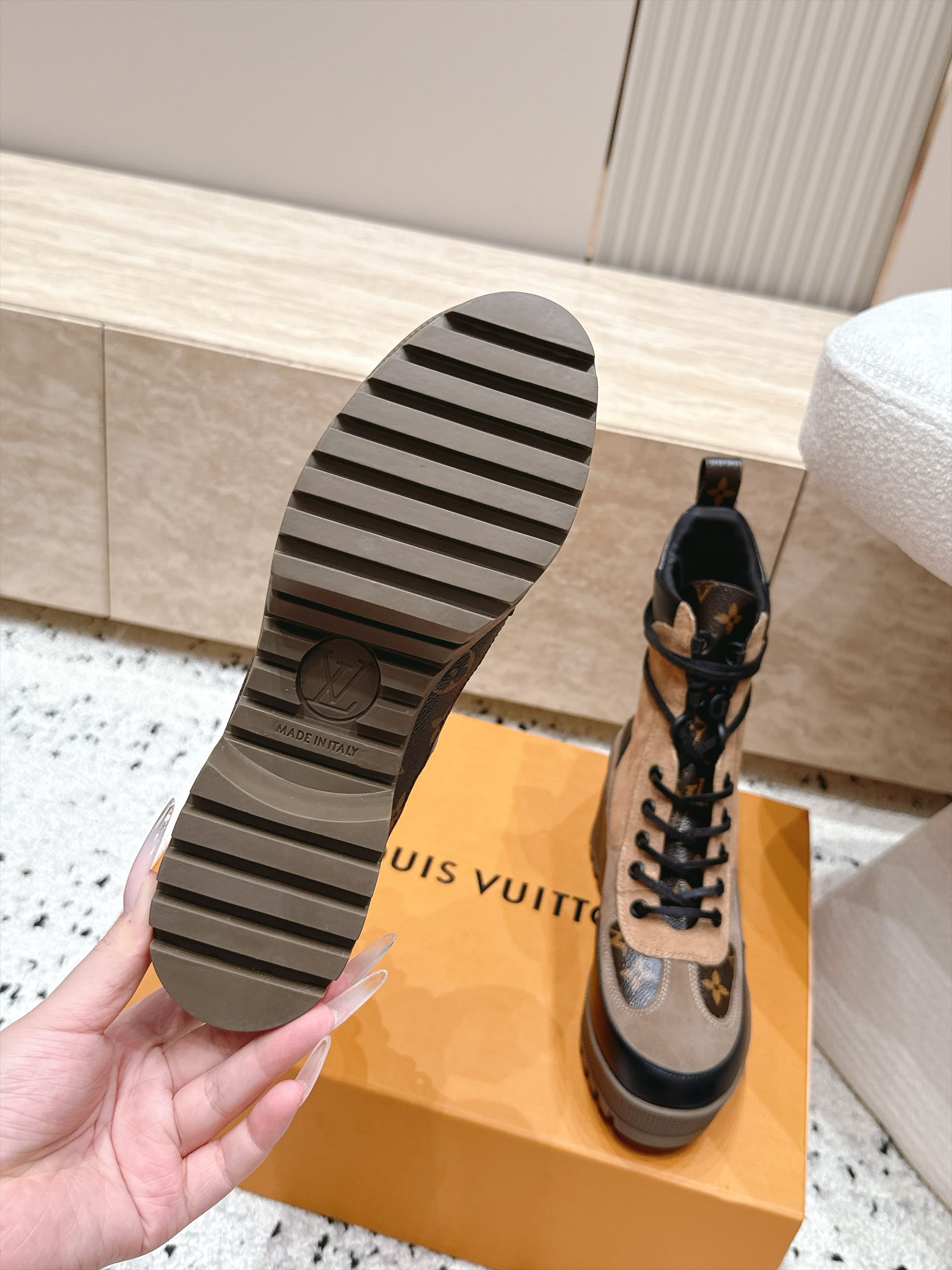 高版本 Lv驴牌 经典高跟马丁靴沙滩靴系列---原版一比一复刻 可对比细节 楦形 材料 大底等 鞋面牛皮/绒布电绣花 老