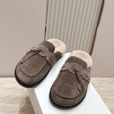 THE ROW小众潮牌26vs秋冬新款穆勒毛拖系列……圆头穆勒毛半拖鞋 复古半羊毛拖,舒适度、包裹性都比较好。个性十足, THE ROW小众潮牌26vs秋冬新款穆勒毛拖系列……圆头穆勒毛半拖鞋 复古半羊毛拖,舒适度、包裹性都比较好。个性十足,