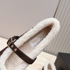 Chanel 香奈儿 26vs秋冬新款毛鞋系列……皮带扣蝴蝶结毛毛鞋 复古优雅,舒适度、包裹性都比较好。个性十足,很好驾 Chanel 香奈儿 26vs秋冬新款毛鞋系列……皮带扣蝴蝶结毛毛鞋 复古优雅,舒适度、包裹性都比较好。个性十足,很好驾