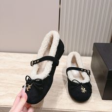 Chanel 香奈儿 26vs秋冬新款毛鞋系列……皮带扣蝴蝶结毛毛鞋 复古优雅,舒适度、包裹性都比较好。个性十足,很好驾 Chanel 香奈儿 26vs秋冬新款毛鞋系列……皮带扣蝴蝶结毛毛鞋 复古优雅,舒适度、包裹性都比较好。个性十足,很好驾
