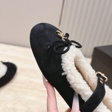 Chanel 香奈儿 26vs秋冬新款毛鞋系列……皮带扣蝴蝶结毛毛鞋 复古优雅,舒适度、包裹性都比较好。个性十足,很好驾 Chanel 香奈儿 26vs秋冬新款毛鞋系列……皮带扣蝴蝶结毛毛鞋 复古优雅,舒适度、包裹性都比较好。个性十足,很好驾