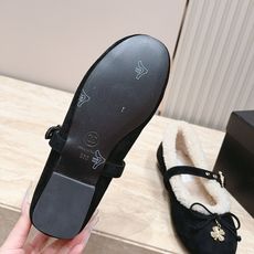 Chanel 香奈儿 26vs秋冬新款毛鞋系列……皮带扣蝴蝶结毛毛鞋 复古优雅,舒适度、包裹性都比较好。个性十足,很好驾 Chanel 香奈儿 26vs秋冬新款毛鞋系列……皮带扣蝴蝶结毛毛鞋 复古优雅,舒适度、包裹性都比较好。个性十足,很好驾