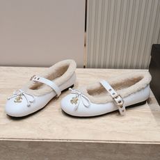 Chanel 香奈儿 26vs秋冬新款毛鞋系列……皮带扣蝴蝶结毛毛鞋 复古优雅,舒适度、包裹性都比较好。个性十足,很好驾 Chanel 香奈儿 26vs秋冬新款毛鞋系列……皮带扣蝴蝶结毛毛鞋 复古优雅,舒适度、包裹性都比较好。个性十足,很好驾