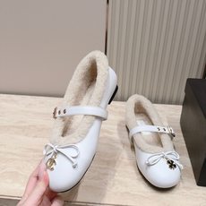 Chanel 香奈儿 26vs秋冬新款毛鞋系列……皮带扣蝴蝶结毛毛鞋 复古优雅,舒适度、包裹性都比较好。个性十足,很好驾 Chanel 香奈儿 26vs秋冬新款毛鞋系列……皮带扣蝴蝶结毛毛鞋 复古优雅,舒适度、包裹性都比较好。个性十足,很好驾