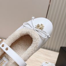 Chanel 香奈儿 26vs秋冬新款毛鞋系列……皮带扣蝴蝶结毛毛鞋 复古优雅,舒适度、包裹性都比较好。个性十足,很好驾 Chanel 香奈儿 26vs秋冬新款毛鞋系列……皮带扣蝴蝶结毛毛鞋 复古优雅,舒适度、包裹性都比较好。个性十足,很好驾