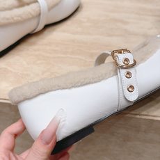 Chanel 香奈儿 26vs秋冬新款毛鞋系列……皮带扣蝴蝶结毛毛鞋 复古优雅,舒适度、包裹性都比较好。个性十足,很好驾 Chanel 香奈儿 26vs秋冬新款毛鞋系列……皮带扣蝴蝶结毛毛鞋 复古优雅,舒适度、包裹性都比较好。个性十足,很好驾
