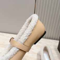 Chanel 香奈儿 26vs秋冬新款毛鞋系列……皮带扣蝴蝶结毛毛鞋 复古优雅,舒适度、包裹性都比较好。个性十足,很好驾 Chanel 香奈儿 26vs秋冬新款毛鞋系列……皮带扣蝴蝶结毛毛鞋 复古优雅,舒适度、包裹性都比较好。个性十足,很好驾