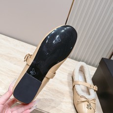 Chanel 香奈儿 26vs秋冬新款毛鞋系列……皮带扣蝴蝶结毛毛鞋 复古优雅,舒适度、包裹性都比较好。个性十足,很好驾 Chanel 香奈儿 26vs秋冬新款毛鞋系列……皮带扣蝴蝶结毛毛鞋 复古优雅,舒适度、包裹性都比较好。个性十足,很好驾