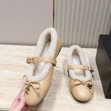 Chanel 香奈儿 26vs秋冬新款毛鞋系列……皮带扣蝴蝶结毛毛鞋 复古优雅,舒适度、包裹性都比较好。个性十足,很好驾 Chanel 香奈儿 26vs秋冬新款毛鞋系列……皮带扣蝴蝶结毛毛鞋 复古优雅,舒适度、包裹性都比较好。个性十足,很好驾