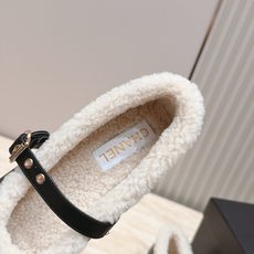 Chanel 香奈儿 26vs秋冬新款毛鞋系列……皮带扣蝴蝶结毛毛鞋 复古优雅,舒适度、包裹性都比较好。个性十足,很好驾 Chanel 香奈儿 26vs秋冬新款毛鞋系列……皮带扣蝴蝶结毛毛鞋 复古优雅,舒适度、包裹性都比较好。个性十足,很好驾