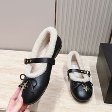 Chanel 香奈儿 26vs秋冬新款毛鞋系列……皮带扣蝴蝶结毛毛鞋 复古优雅,舒适度、包裹性都比较好。个性十足,很好驾 Chanel 香奈儿 26vs秋冬新款毛鞋系列……皮带扣蝴蝶结毛毛鞋 复古优雅,舒适度、包裹性都比较好。个性十足,很好驾