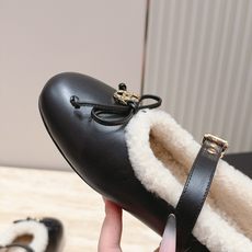 Chanel 香奈儿 26vs秋冬新款毛鞋系列……皮带扣蝴蝶结毛毛鞋 复古优雅,舒适度、包裹性都比较好。个性十足,很好驾 Chanel 香奈儿 26vs秋冬新款毛鞋系列……皮带扣蝴蝶结毛毛鞋 复古优雅,舒适度、包裹性都比较好。个性十足,很好驾