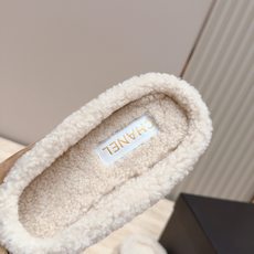 Chanel 香奈儿 26vs秋冬新款毛鞋系列……蝴蝶结毛拖半拖 时尚优雅,舒适度、包裹性都比较好。个性十足,很好驾驭各 Chanel 香奈儿 26vs秋冬新款毛鞋系列……蝴蝶结毛拖半拖 时尚优雅,舒适度、包裹性都比较好。个性十足,很好驾驭各