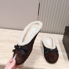 Chanel 香奈儿 26vs秋冬新款毛鞋系列……蝴蝶结毛拖半拖 时尚优雅,舒适度、包裹性都比较好。个性十足,很好驾驭各 Chanel 香奈儿 26vs秋冬新款毛鞋系列……蝴蝶结毛拖半拖 时尚优雅,舒适度、包裹性都比较好。个性十足,很好驾驭各