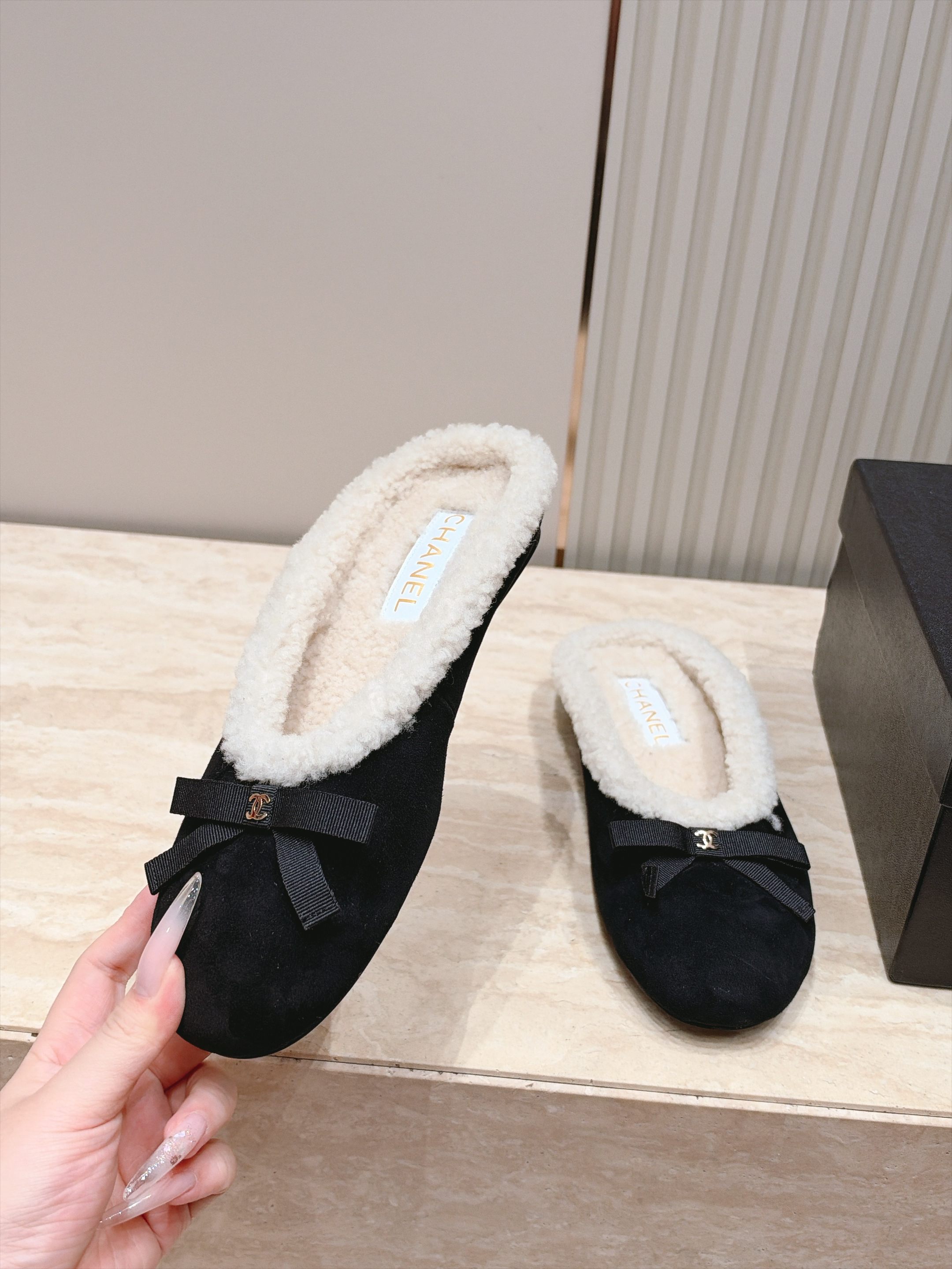 Chanel 香奈儿 26vs秋冬新款毛鞋系列……蝴蝶结毛拖半拖 时尚优雅,舒适度、包裹性都比较好。个性十足,很好驾驭各 Chanel 香奈儿 26vs秋冬新款毛鞋系列……蝴蝶结毛拖半拖 时尚优雅,舒适度、包裹性都比较好。个性十足,很好驾驭各