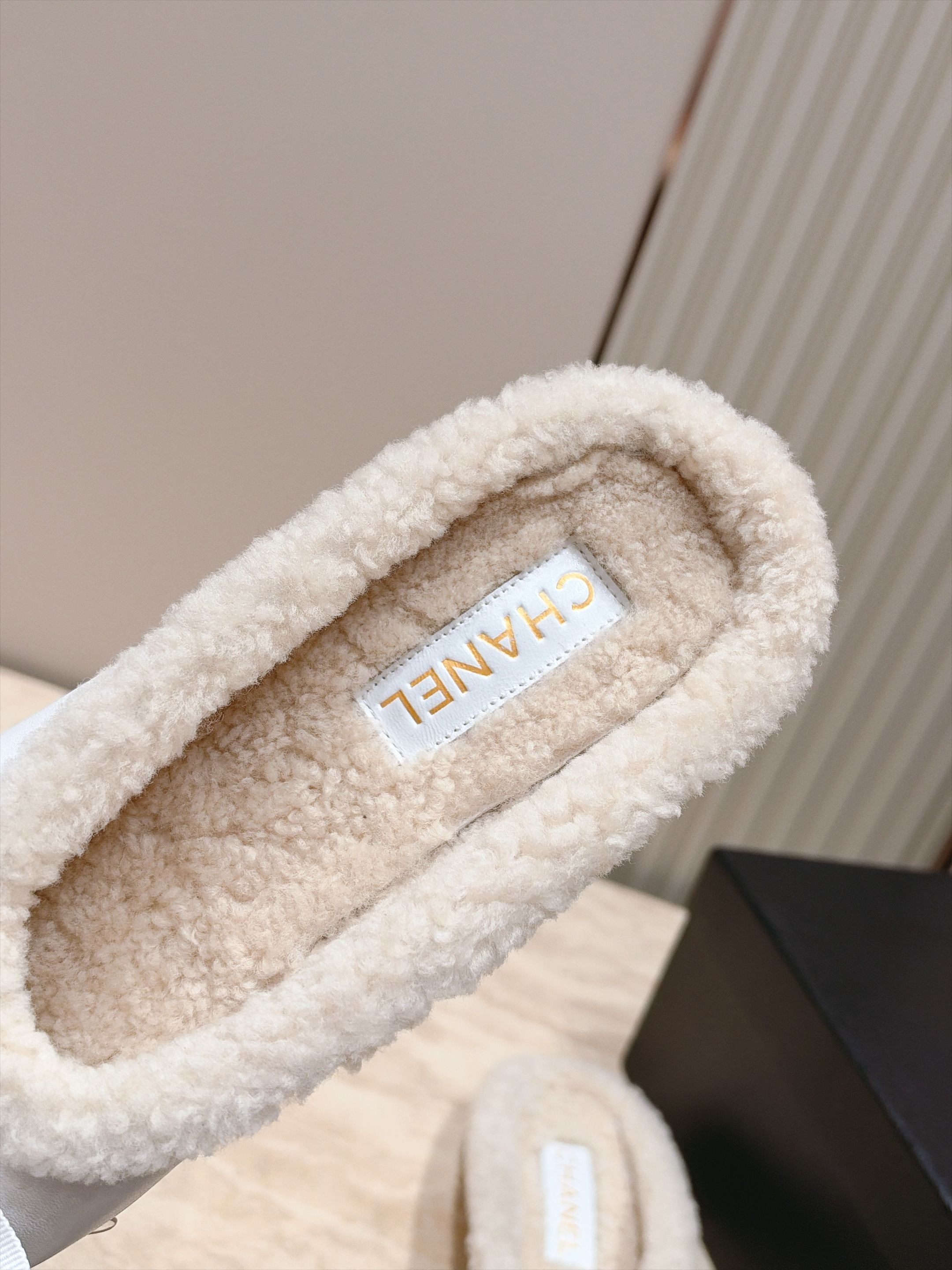 Chanel 香奈儿 26vs秋冬新款毛鞋系列……蝴蝶结毛拖半拖 时尚优雅，舒适度、包裹性都比较好。个性十足，很好驾驭各