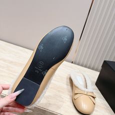 Chanel 香奈儿 26vs秋冬新款毛鞋系列……蝴蝶结毛拖半拖 时尚优雅,舒适度、包裹性都比较好。个性十足,很好驾驭各 Chanel 香奈儿 26vs秋冬新款毛鞋系列……蝴蝶结毛拖半拖 时尚优雅,舒适度、包裹性都比较好。个性十足,很好驾驭各