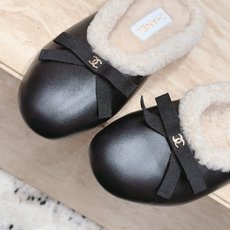 Chanel 香奈儿 26vs秋冬新款毛鞋系列……蝴蝶结毛拖半拖 时尚优雅,舒适度、包裹性都比较好。个性十足,很好驾驭各 Chanel 香奈儿 26vs秋冬新款毛鞋系列……蝴蝶结毛拖半拖 时尚优雅,舒适度、包裹性都比较好。个性十足,很好驾驭各