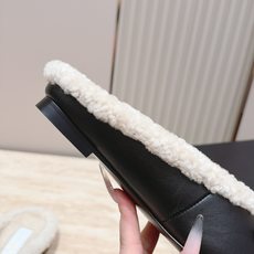 Chanel 香奈儿 26vs秋冬新款毛鞋系列……蝴蝶结毛拖半拖 时尚优雅,舒适度、包裹性都比较好。个性十足,很好驾驭各 Chanel 香奈儿 26vs秋冬新款毛鞋系列……蝴蝶结毛拖半拖 时尚优雅,舒适度、包裹性都比较好。个性十足,很好驾驭各