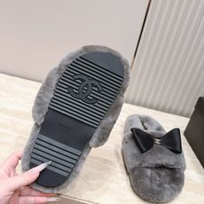 Chanel 香奈儿 26vs秋冬新款毛鞋系列……厚底蝴蝶结毛毛拖 可爱俏皮时尚,舒适度、包裹性都比较好。个性十足,很好 Chanel 香奈儿 26vs秋冬新款毛鞋系列……厚底蝴蝶结毛毛拖 可爱俏皮时尚,舒适度、包裹性都比较好。个性十足,很好