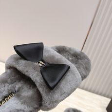 Chanel 香奈儿 26vs秋冬新款毛鞋系列……厚底蝴蝶结毛毛拖 可爱俏皮时尚,舒适度、包裹性都比较好。个性十足,很好 Chanel 香奈儿 26vs秋冬新款毛鞋系列……厚底蝴蝶结毛毛拖 可爱俏皮时尚,舒适度、包裹性都比较好。个性十足,很好