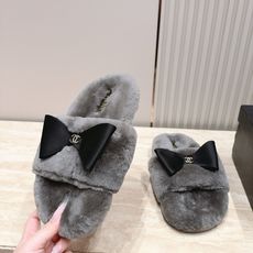 Chanel 香奈儿 26vs秋冬新款毛鞋系列……厚底蝴蝶结毛毛拖 可爱俏皮时尚,舒适度、包裹性都比较好。个性十足,很好 Chanel 香奈儿 26vs秋冬新款毛鞋系列……厚底蝴蝶结毛毛拖 可爱俏皮时尚,舒适度、包裹性都比较好。个性十足,很好