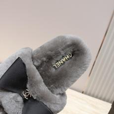 Chanel 香奈儿 26vs秋冬新款毛鞋系列……厚底蝴蝶结毛毛拖 可爱俏皮时尚,舒适度、包裹性都比较好。个性十足,很好 Chanel 香奈儿 26vs秋冬新款毛鞋系列……厚底蝴蝶结毛毛拖 可爱俏皮时尚,舒适度、包裹性都比较好。个性十足,很好