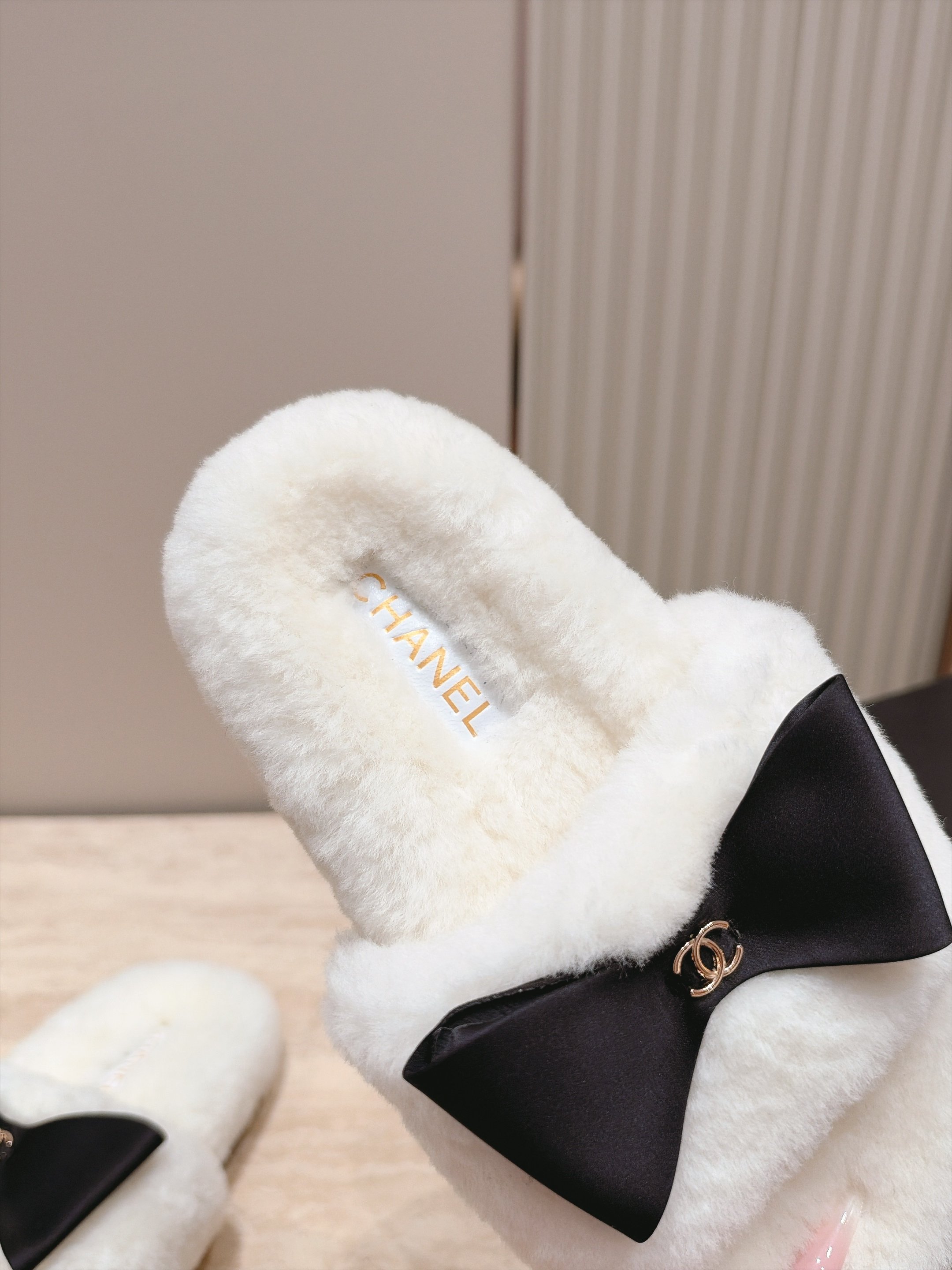 Chanel 香奈儿 26vs秋冬新款毛鞋系列……厚底蝴蝶结毛毛拖 可爱俏皮时尚，舒适度、包裹性都比较好。个性十足，很好