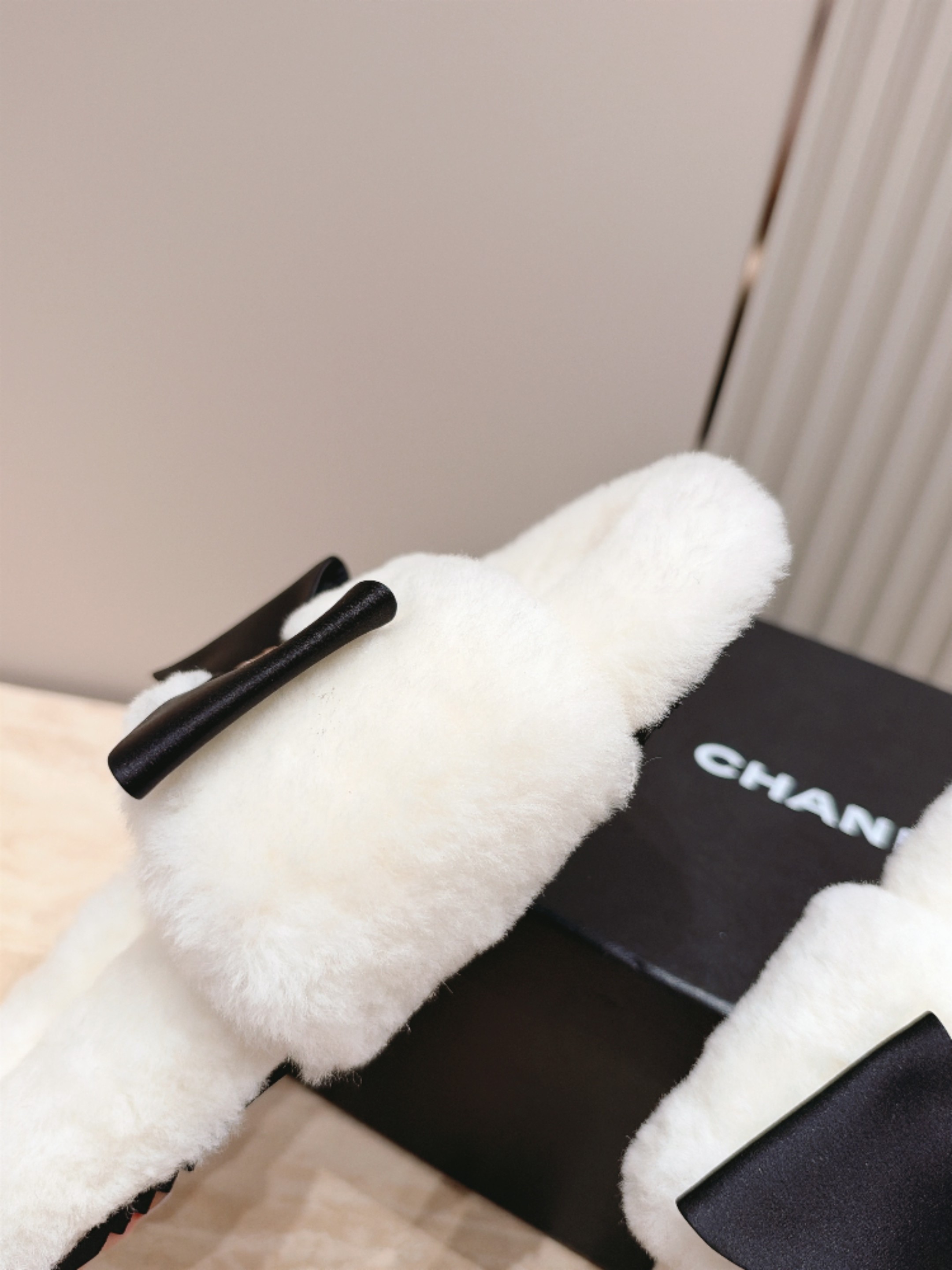 Chanel 香奈儿 26vs秋冬新款毛鞋系列……厚底蝴蝶结毛毛拖 可爱俏皮时尚，舒适度、包裹性都比较好。个性十足，很好