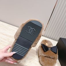 Chanel 香奈儿 26vs秋冬新款毛鞋系列……厚底蝴蝶结毛毛拖 可爱俏皮时尚,舒适度、包裹性都比较好。个性十足,很好 Chanel 香奈儿 26vs秋冬新款毛鞋系列……厚底蝴蝶结毛毛拖 可爱俏皮时尚,舒适度、包裹性都比较好。个性十足,很好