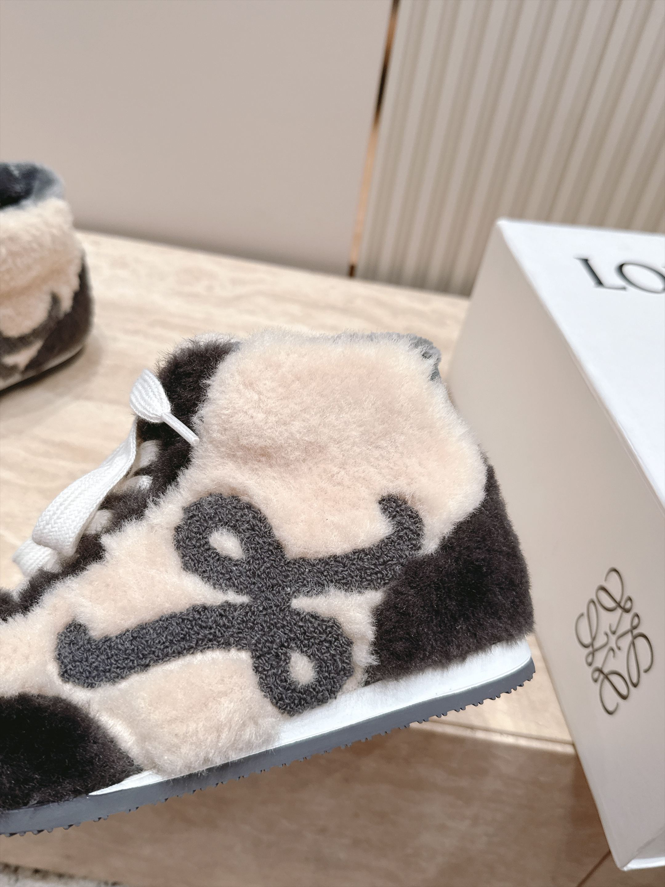 Loewe 罗意威 高帮德训毛毛鞋 这款胖胖的毛拖呆萌呆萌真的是真太可爱了 柔软蓬松的毛毛,舒服暖脚! 增高显腿长! 秋 Loewe 罗意威 高帮德训毛毛鞋 这款胖胖的毛拖呆萌呆萌真的是真太可爱了 柔软蓬松的毛毛,舒服暖脚! 增高显腿长! 秋