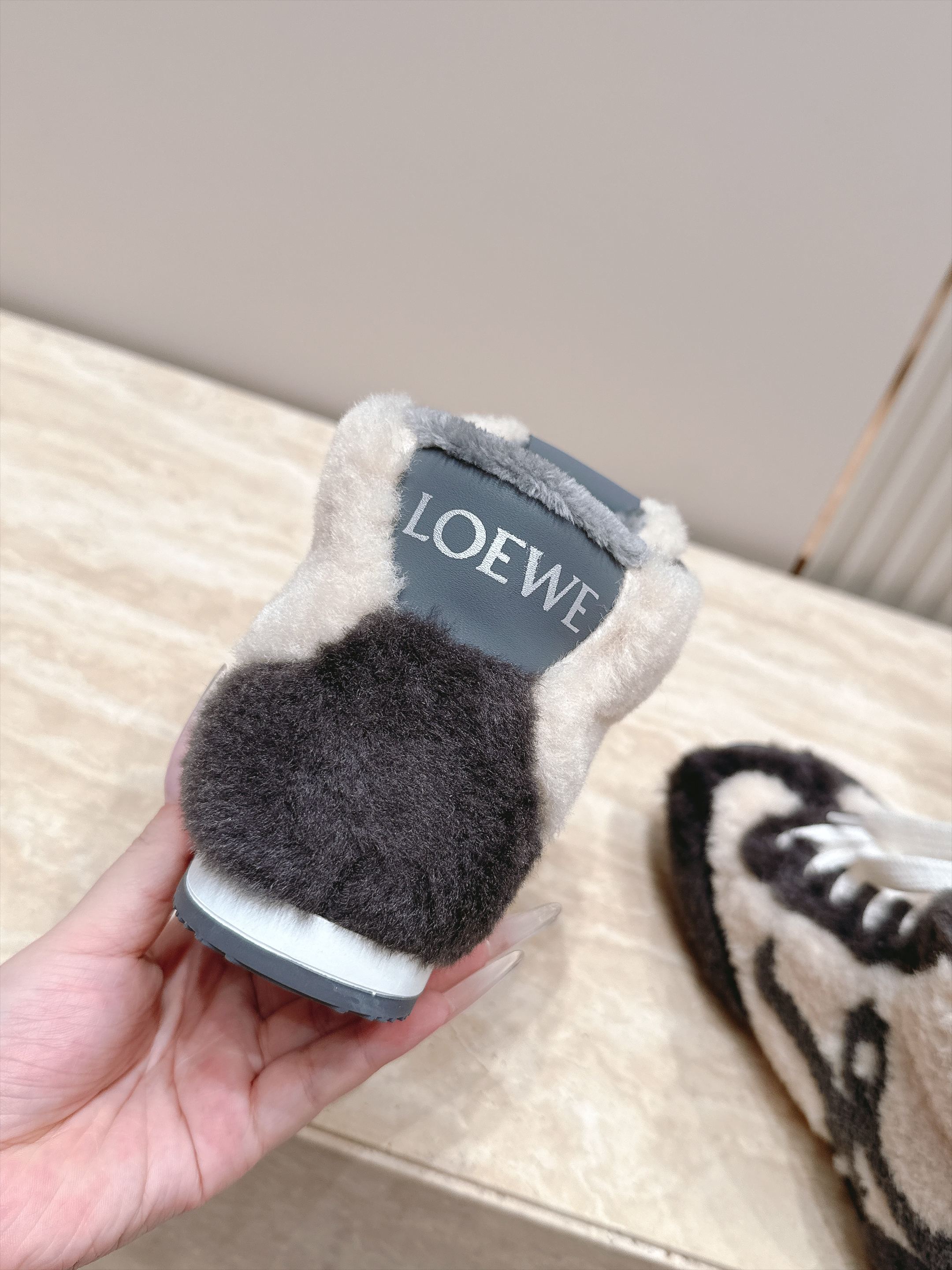 Loewe 罗意威 高帮德训毛毛鞋 这款胖胖的毛拖呆萌呆萌真的是真太可爱了 柔软蓬松的毛毛,舒服暖脚! 增高显腿长! 秋 Loewe 罗意威 高帮德训毛毛鞋 这款胖胖的毛拖呆萌呆萌真的是真太可爱了 柔软蓬松的毛毛,舒服暖脚! 增高显腿长! 秋