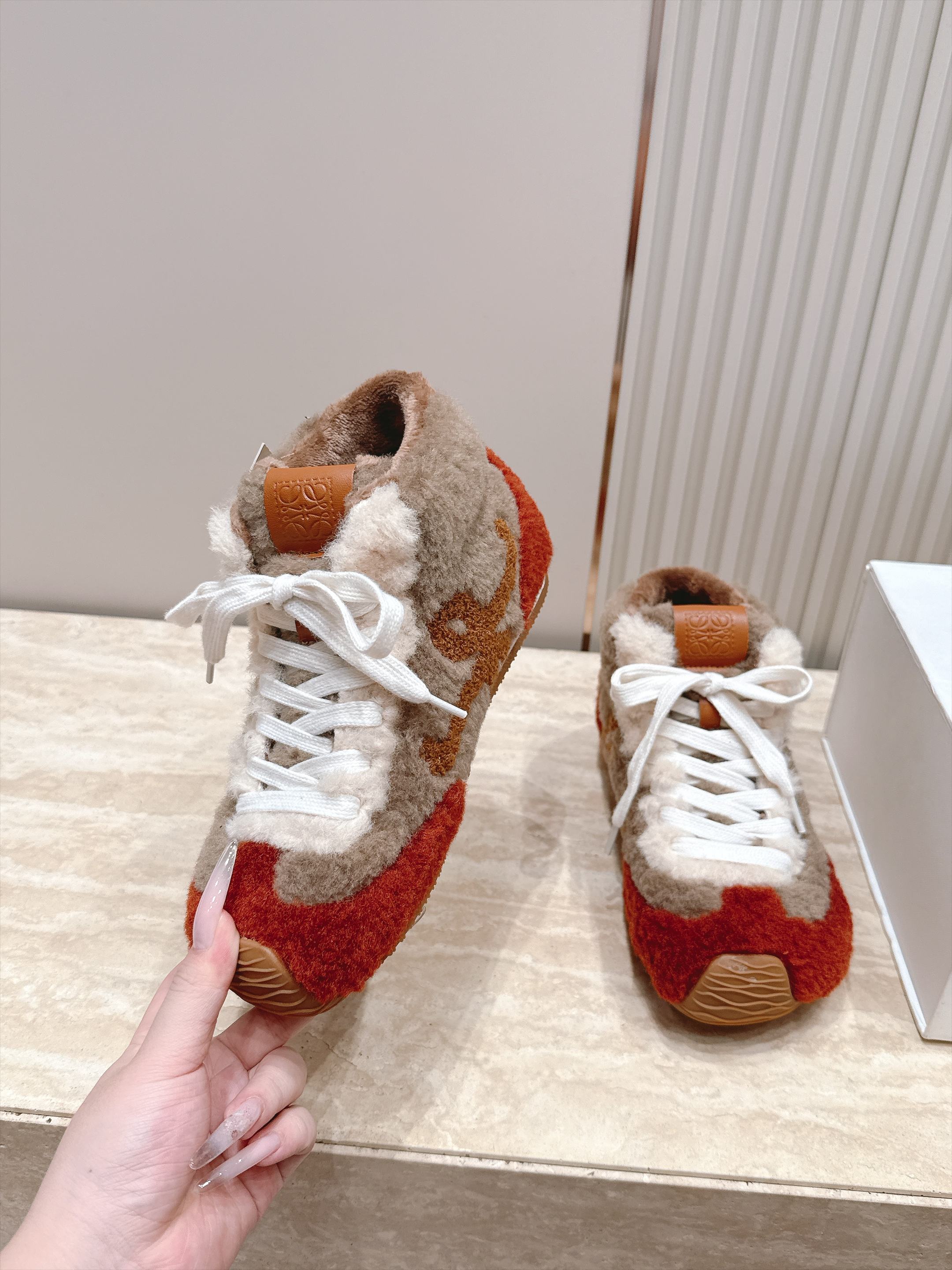 Loewe 罗意威 高帮德训毛毛鞋 这款胖胖的毛拖呆萌呆萌真的是真太可爱了 柔软蓬松的毛毛，舒服暖脚! 增高显腿长! 秋