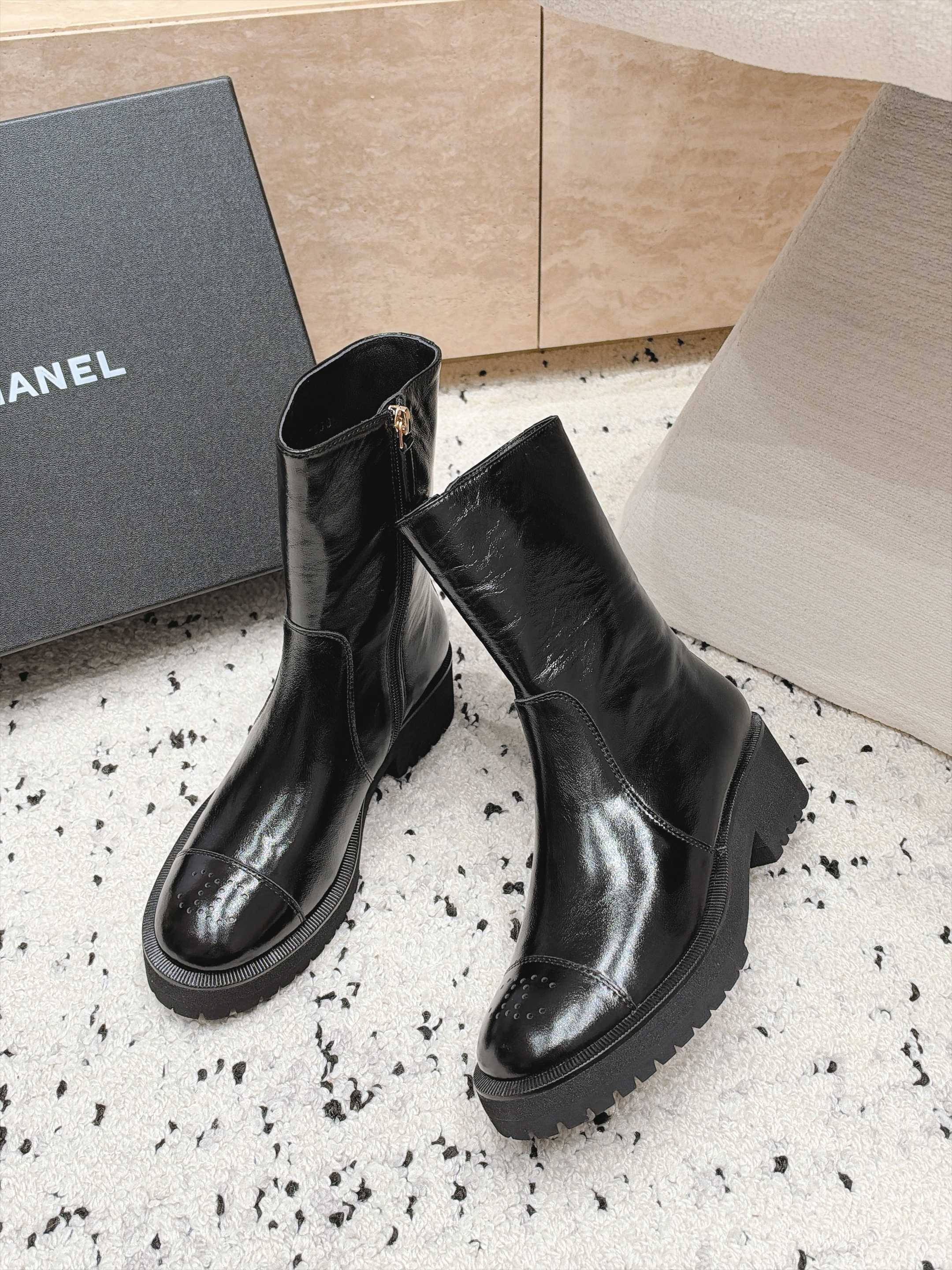 chanel 香奈儿 26B 新款秋冬短靴 马丁靴  非常帅气	靴型超显腿长 中跟增高，侧拉链非常方便穿脱，简约经典拼色