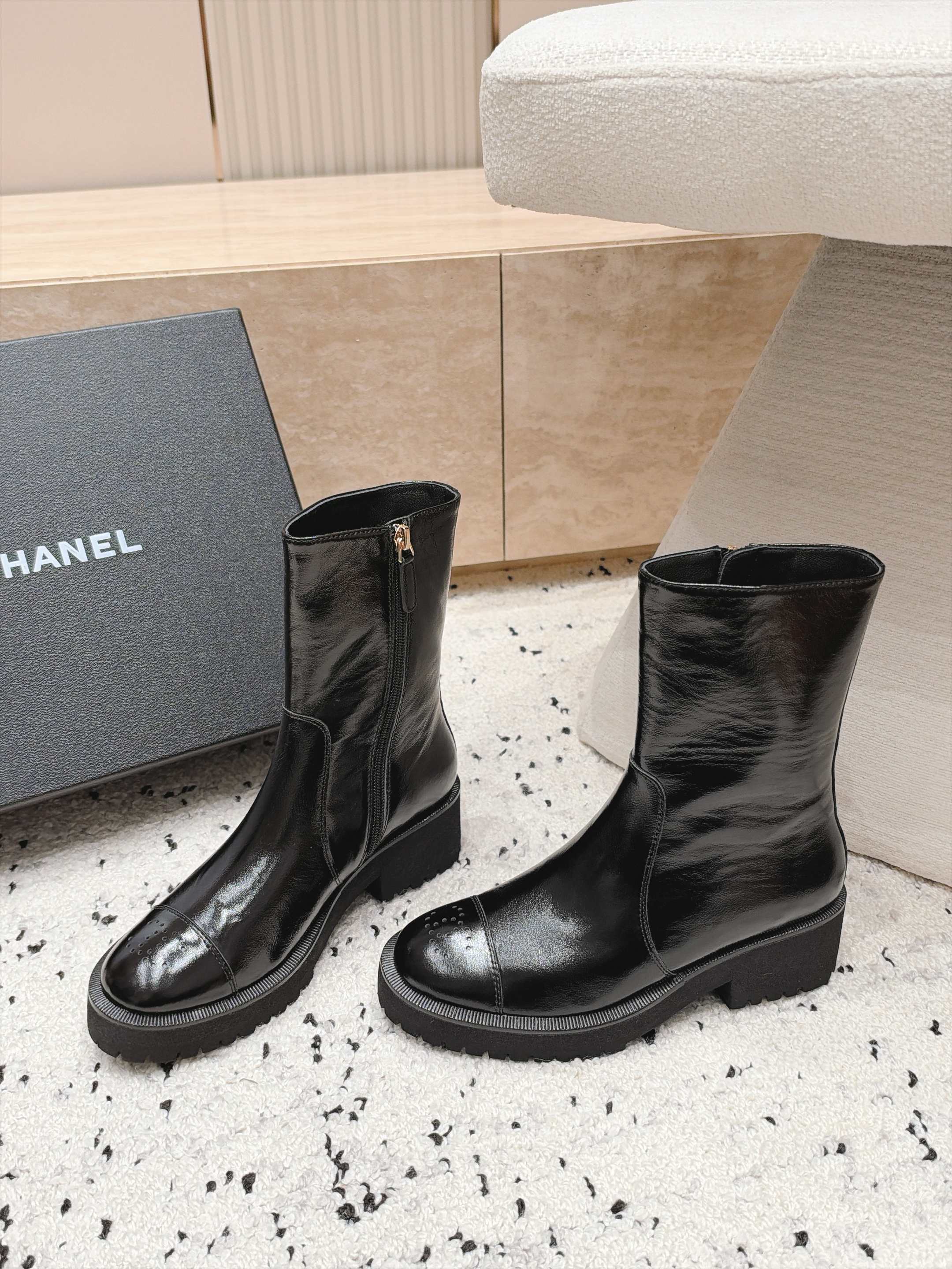 chanel 香奈儿 26B 新款秋冬短靴 马丁靴  非常帅气	靴型超显腿长 中跟增高，侧拉链非常方便穿脱，简约经典拼色