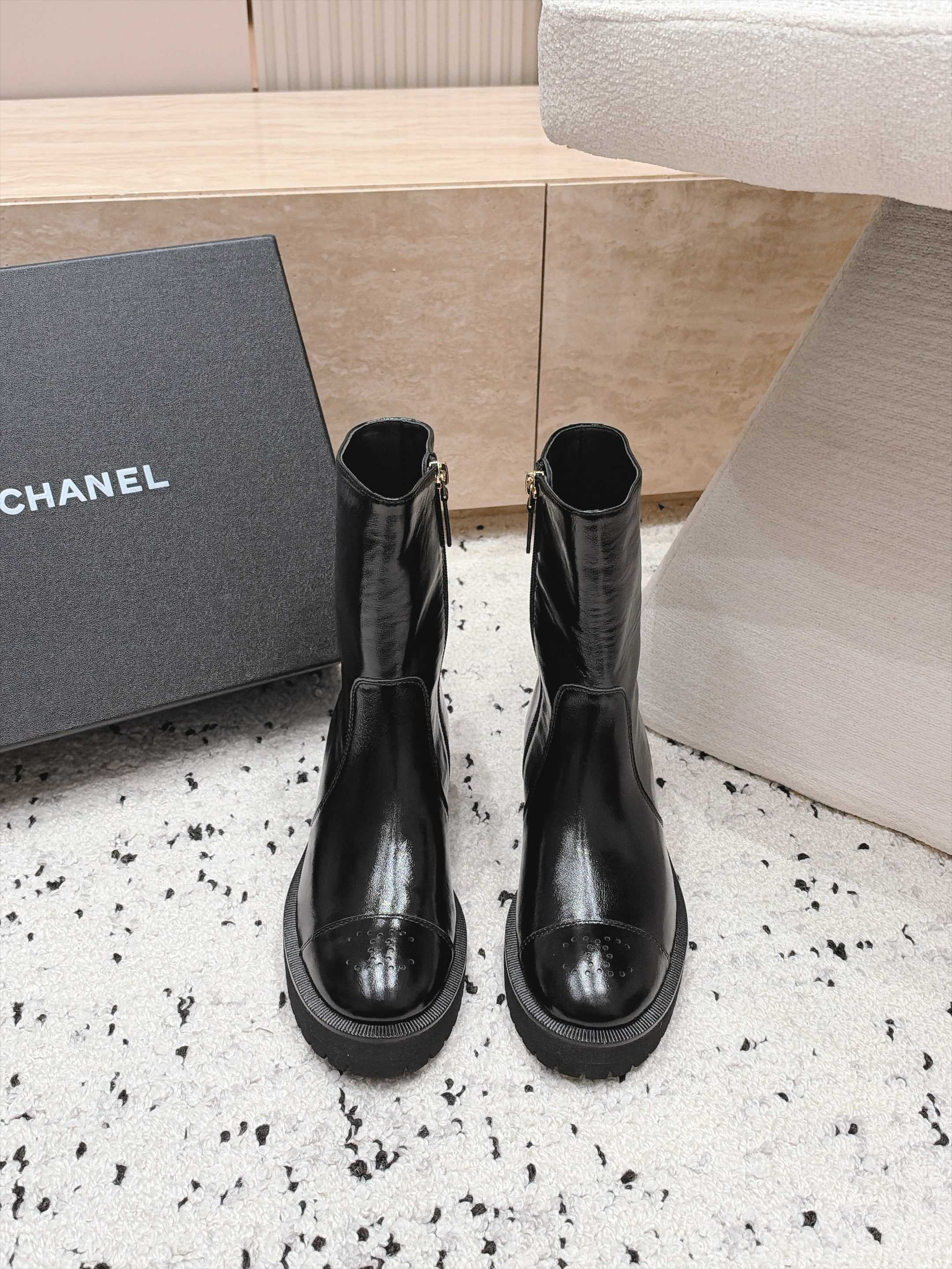 chanel 香奈儿 26B 新款秋冬短靴 马丁靴  非常帅气	靴型超显腿长 中跟增高，侧拉链非常方便穿脱，简约经典拼色