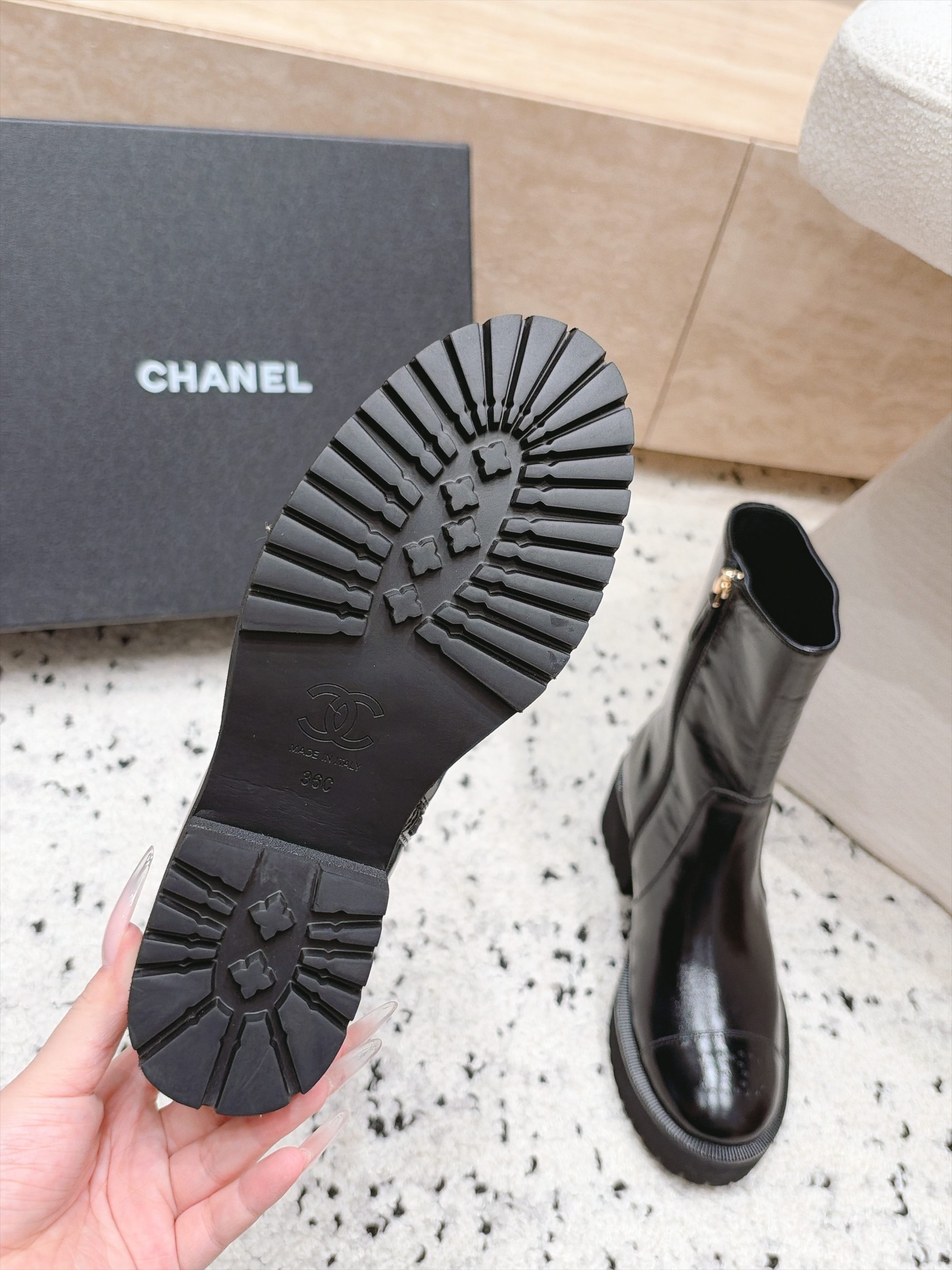 chanel 香奈儿 26B 新款秋冬短靴 马丁靴  非常帅气	靴型超显腿长 中跟增高，侧拉链非常方便穿脱，简约经典拼色