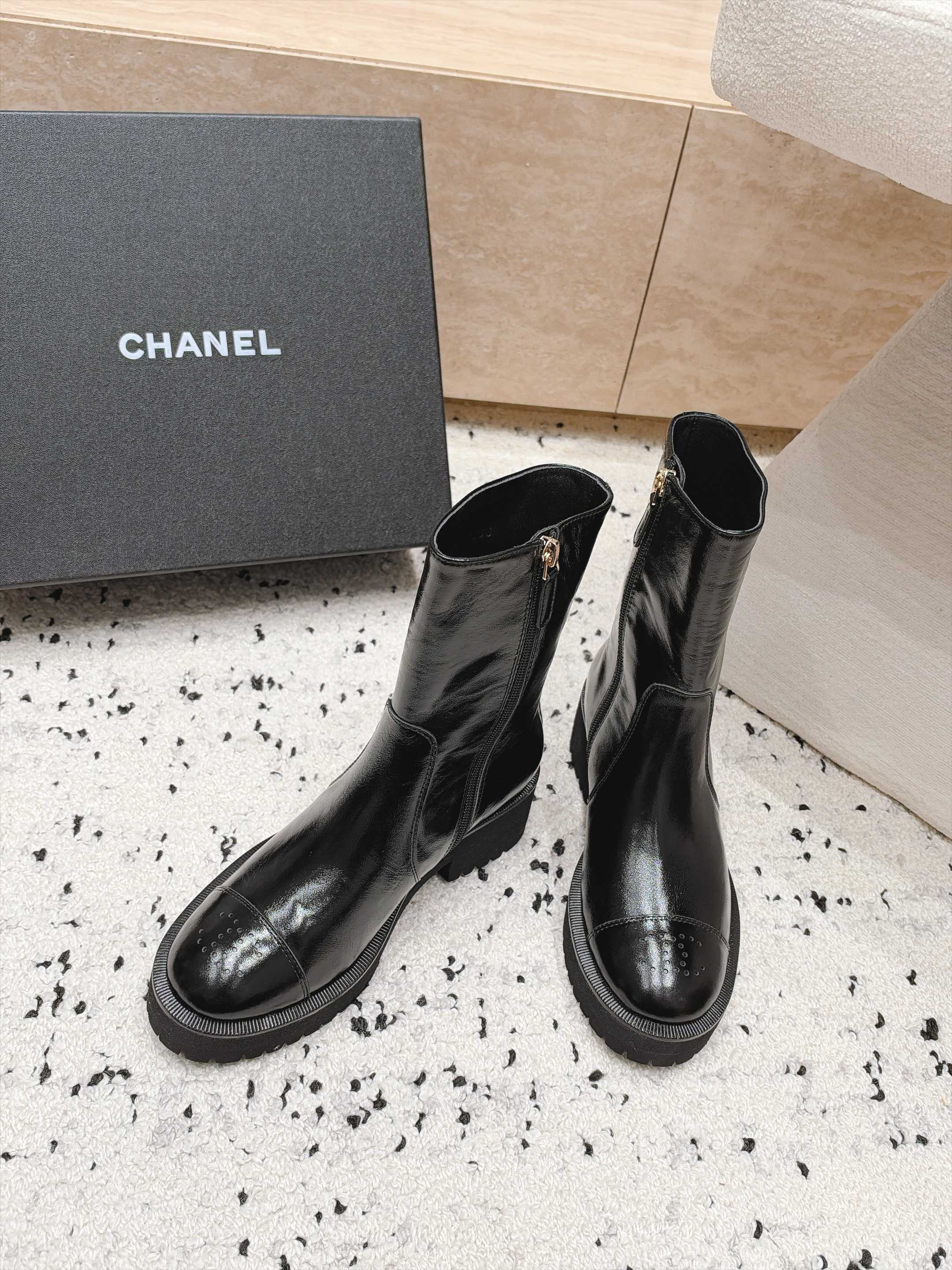 chanel 香奈儿 26B 新款秋冬短靴 马丁靴  非常帅气	靴型超显腿长 中跟增高，侧拉链非常方便穿脱，简约经典拼色