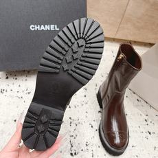 chanel 香奈儿 26B 新款秋冬短靴 马丁靴 非常帅气 靴型超显腿长 中跟增高,侧拉链非常方便穿脱,简约经典拼色 chanel 香奈儿 26B 新款秋冬短靴 马丁靴 非常帅气 靴型超显腿长 中跟增高,侧拉链非常方便穿脱,简约经典拼色