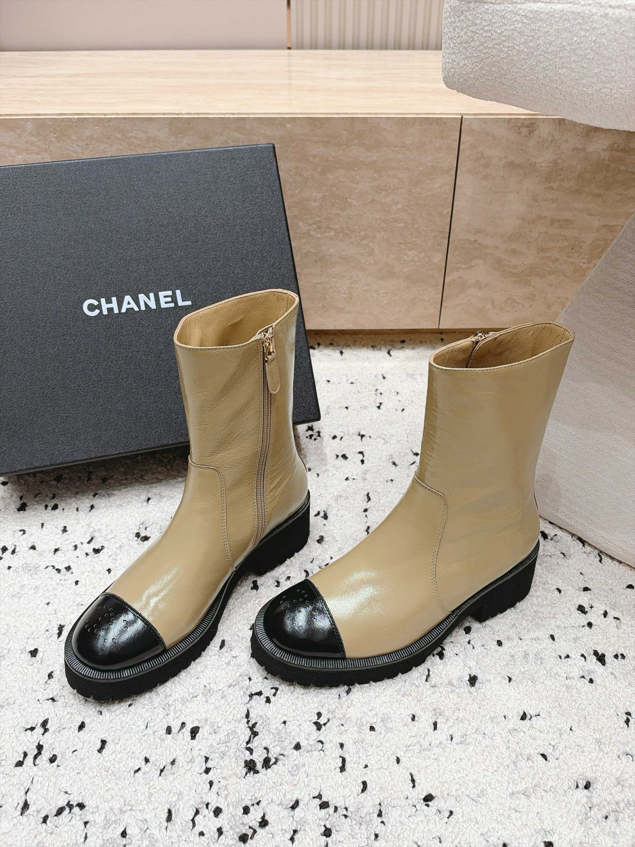 chanel 香奈儿 26B 新款秋冬短靴 马丁靴  非常帅气	靴型超显腿长 中跟增高，侧拉链非常方便穿脱，简约经典拼色