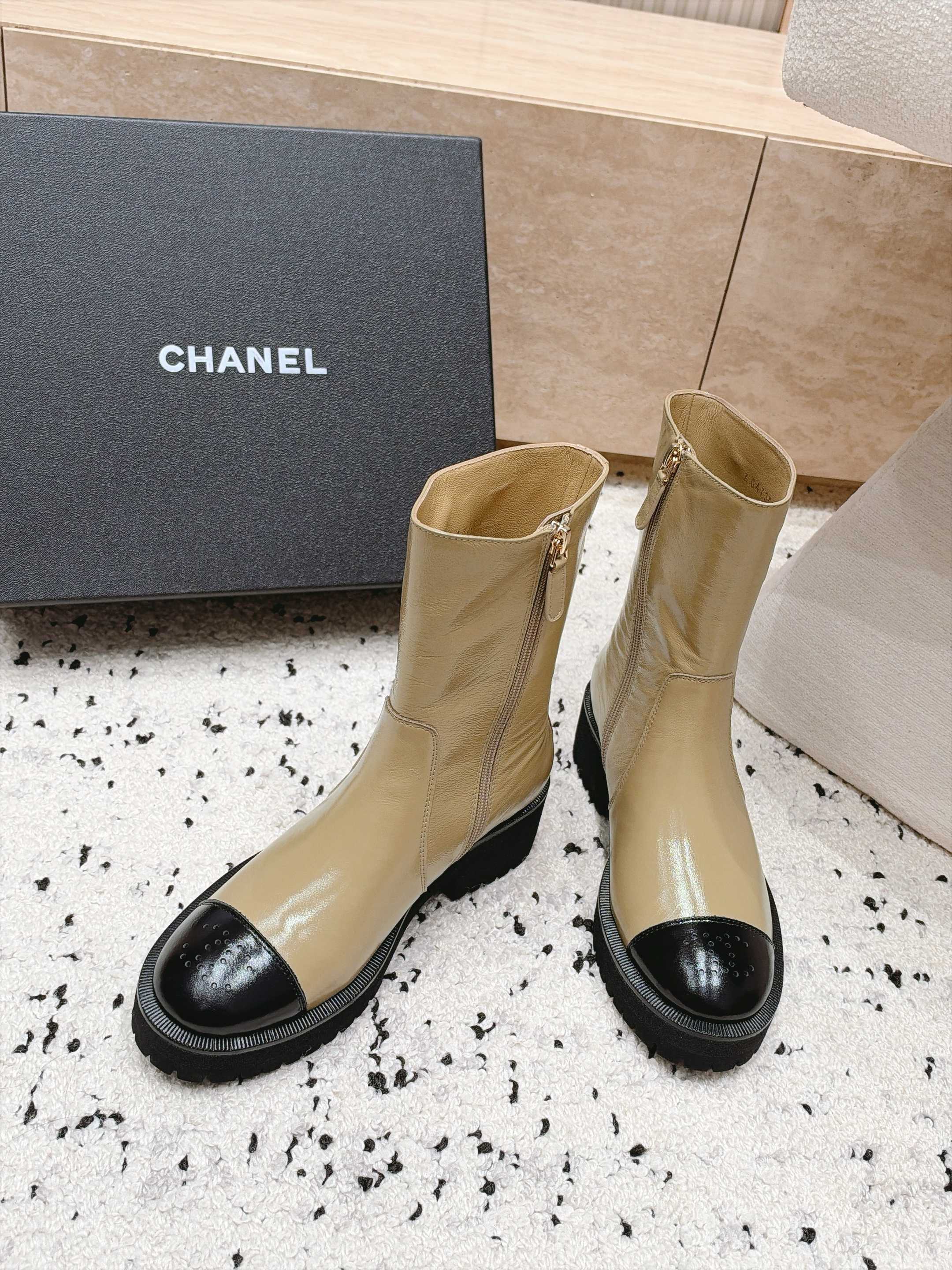 chanel 香奈儿 26B 新款秋冬短靴 马丁靴  非常帅气	靴型超显腿长 中跟增高，侧拉链非常方便穿脱，简约经典拼色