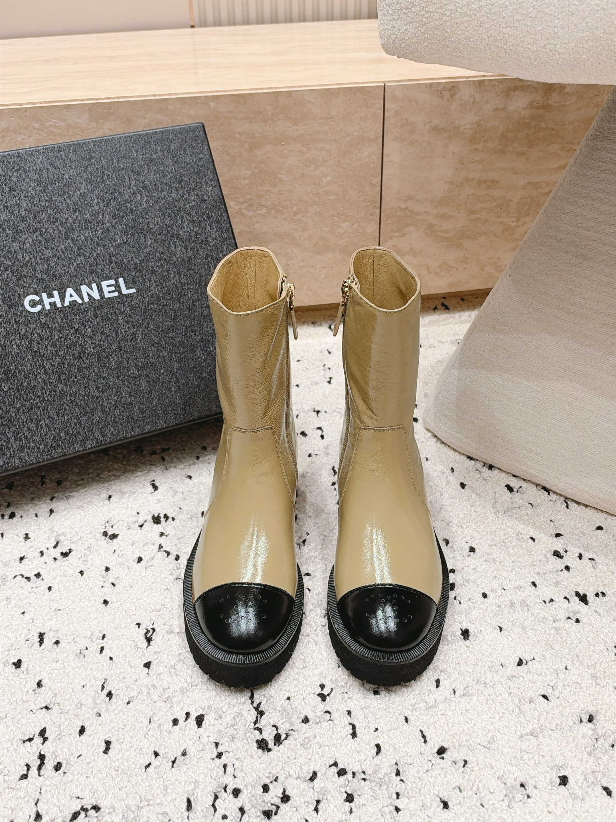 chanel 香奈儿 26B 新款秋冬短靴 马丁靴  非常帅气	靴型超显腿长 中跟增高，侧拉链非常方便穿脱，简约经典拼色